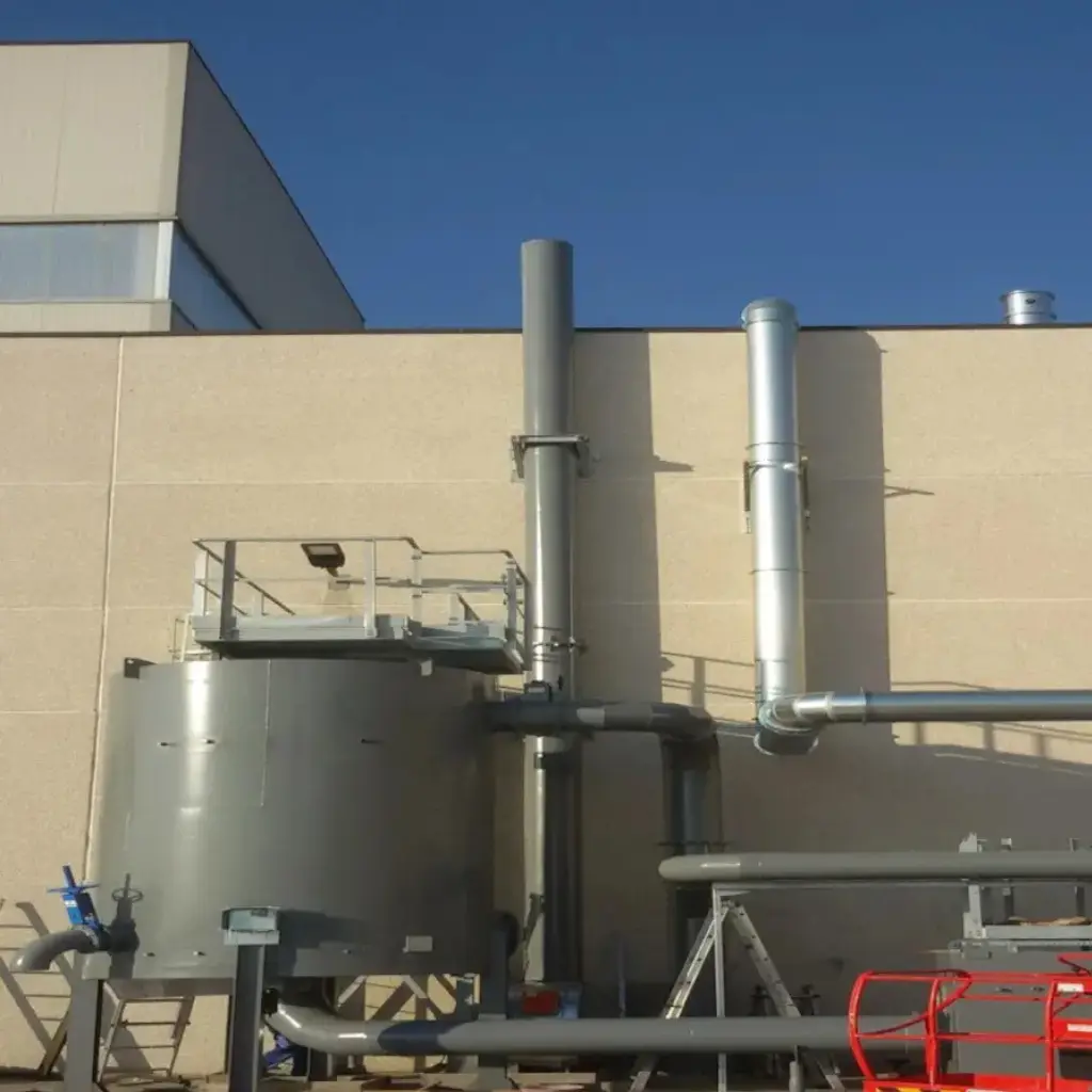 Instalación de filtro industrial exterior que ejemplifica carbon activado que es y su uso en tratamiento de aire