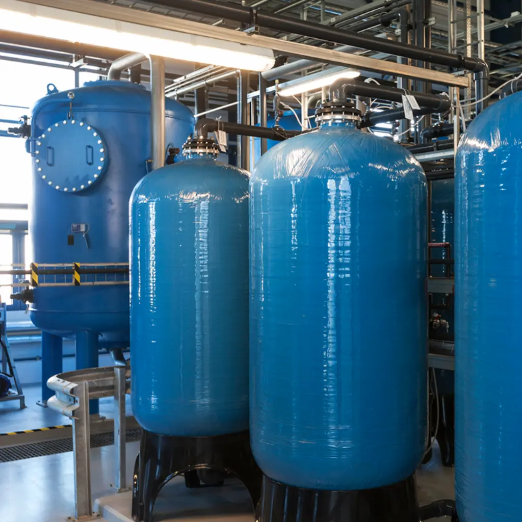 Planta con tanques de filtración industrial que define visualmente carbon activado que es y su capacidad de tratamiento