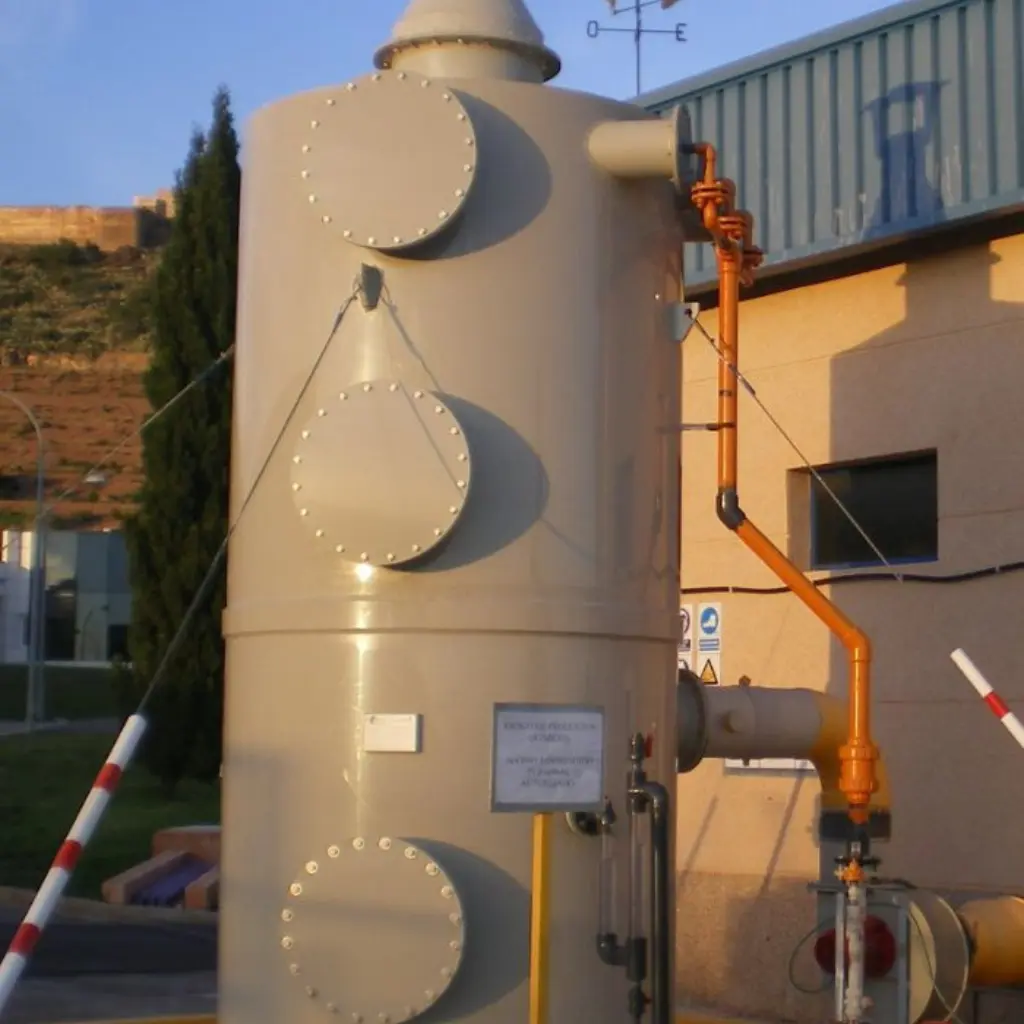 Torre vertical de adsorción diseñada para el tratamiento de gases carbon activado en instalaciones industriales