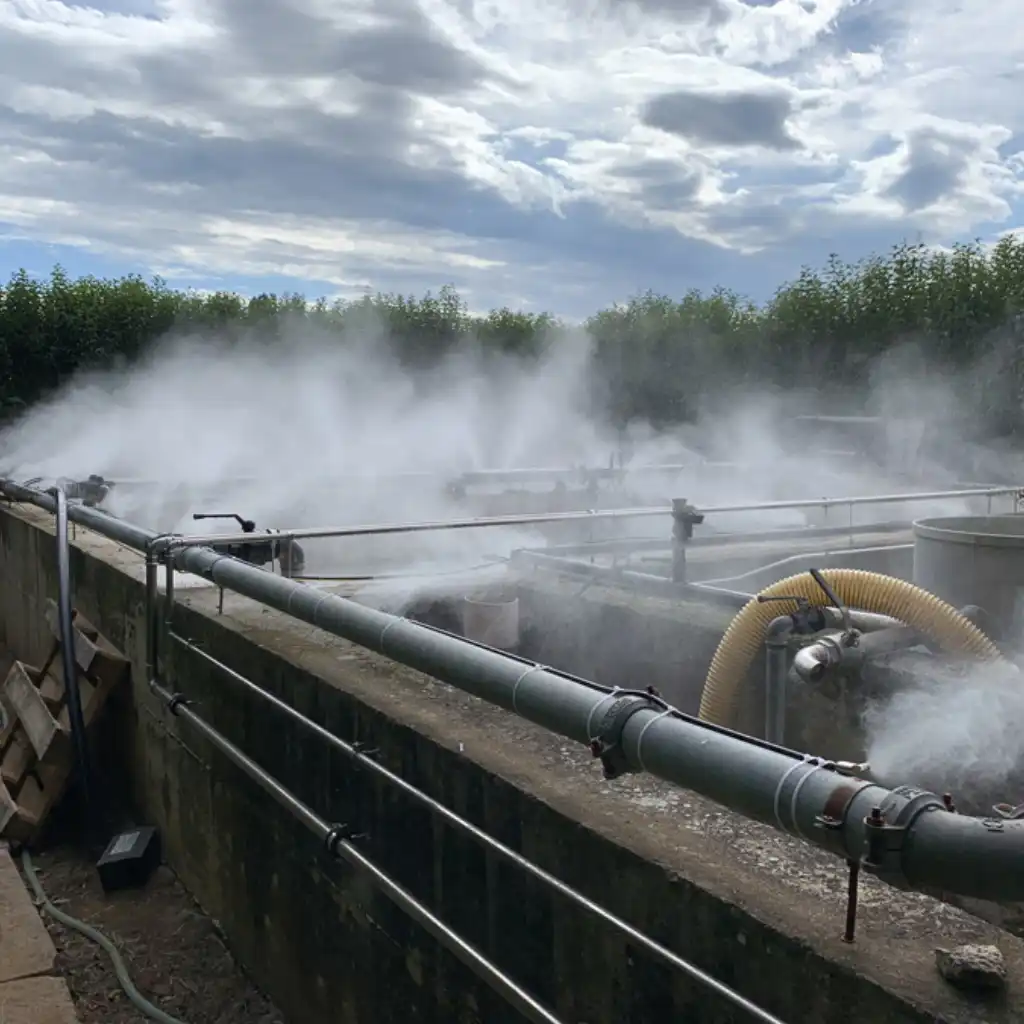 Sistema de neutralizador de olores mediante nebulización de agua o solución química en una planta de tratamiento de aguas residuales o laguna de oxidación.